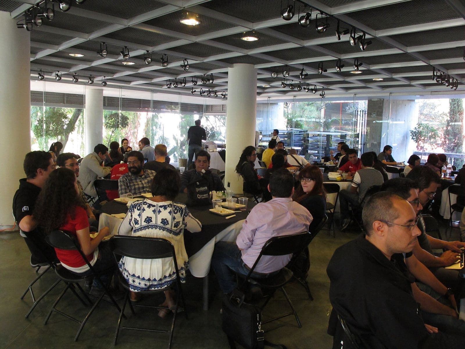 People talking over lunch at DrupalCamp Mexico